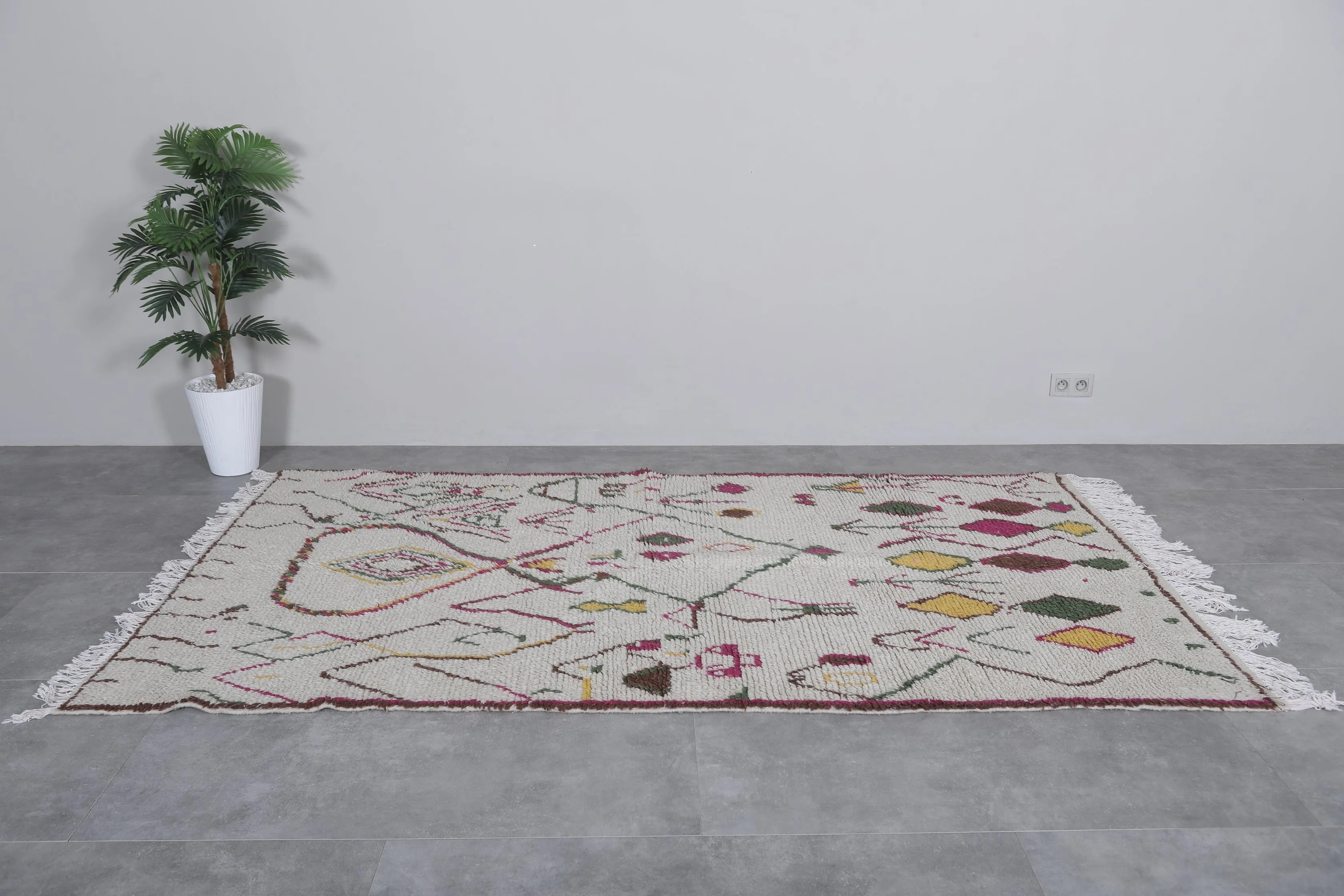 Charming Vintage Azilal Berber Rug – Handwoven 5 X 9 Feet