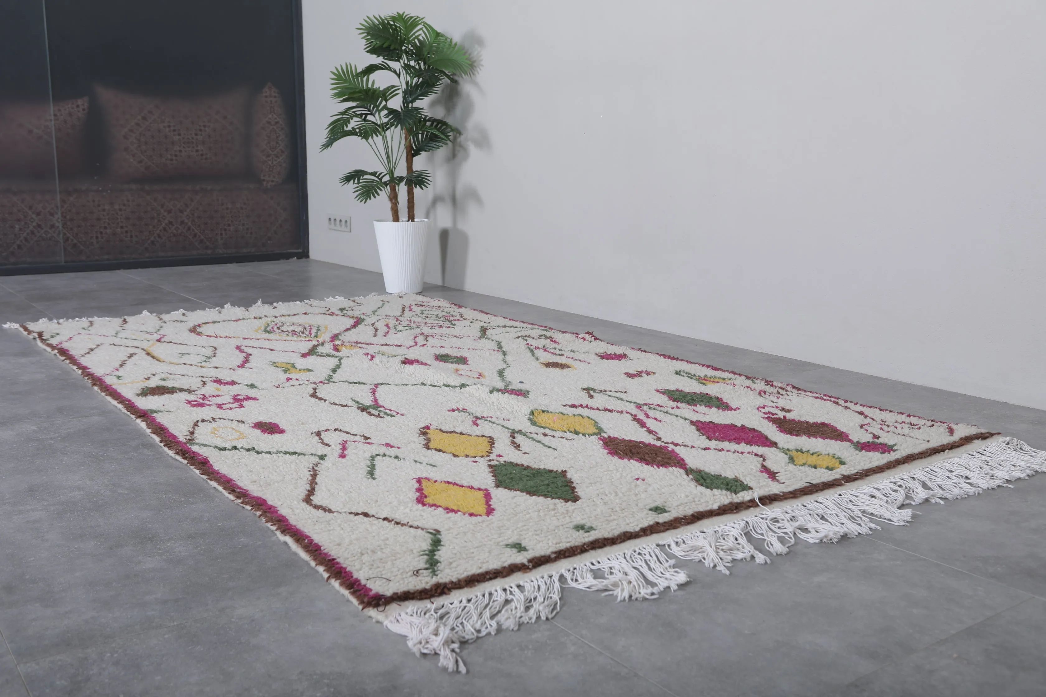 Charming Vintage Azilal Berber Rug – Handwoven 5 X 9 Feet