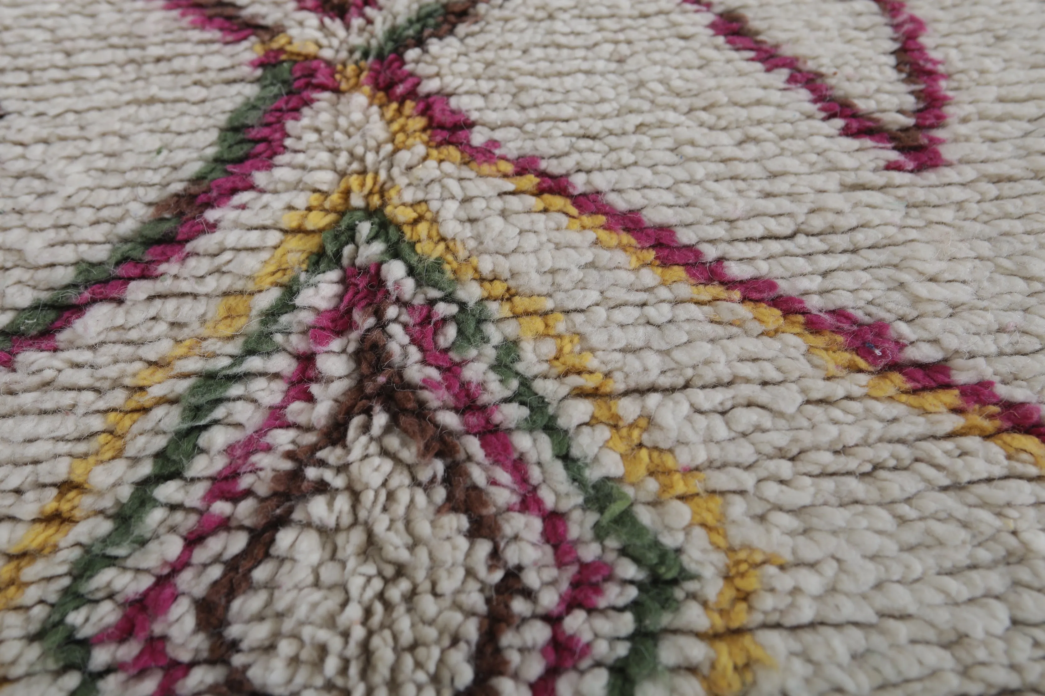 Charming Vintage Azilal Berber Rug – Handwoven 5 X 9 Feet