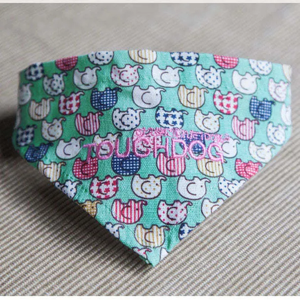Fashionable dog bandana with Velcro closure and stylish print Extras