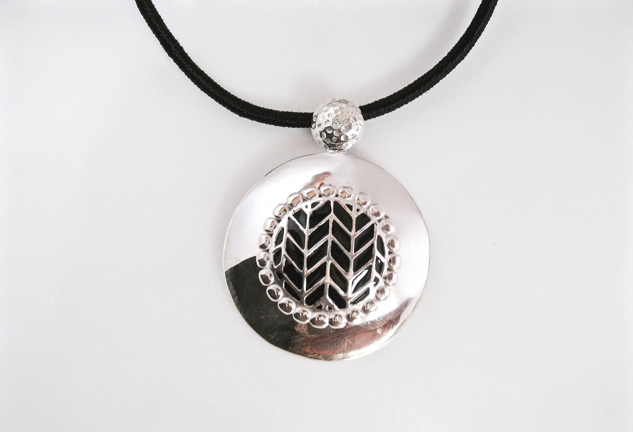 Super chic, round pendant with fine black enamel work center