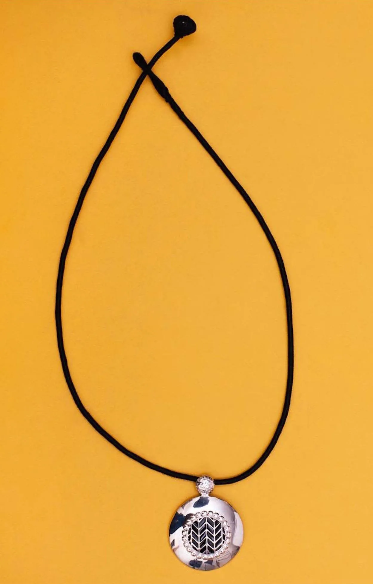 Super chic, round pendant with fine black enamel work center
